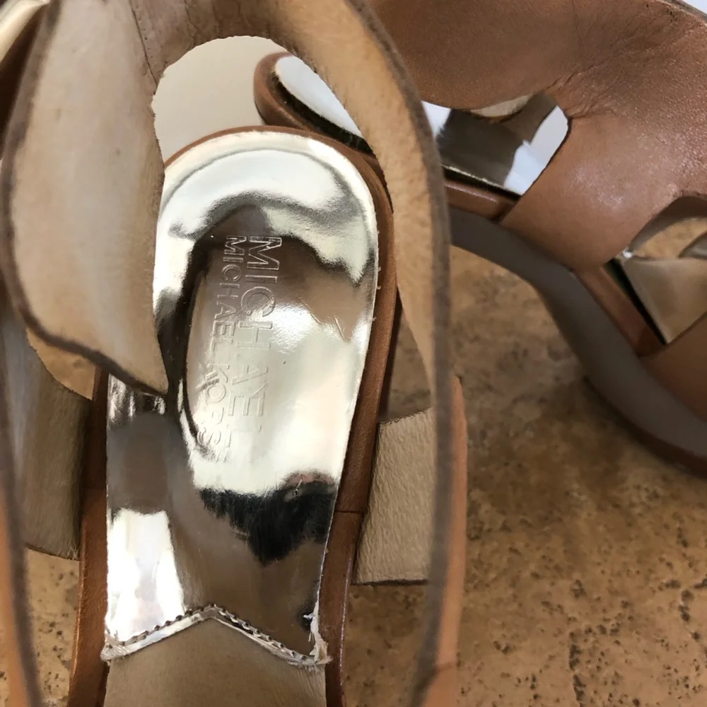 MICHAEL KORS - Y2K CARLA LEATHER BUCKLE PLATFORM HEELS SANDALS + WOMENS/TAN 7